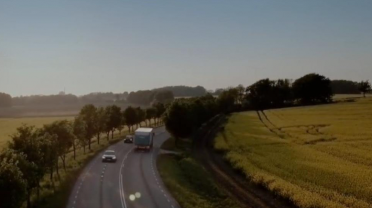 Elveția lucrează la o autostradă care încarcă mașinile electrice în timp ce acestea circulă pe asfalt