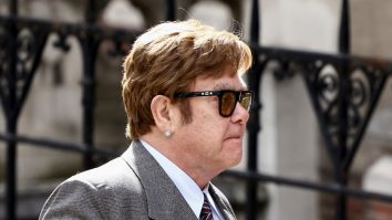 Certificatul de naștere al primului copil al lui Elton John ar fi fost publicat în ziar înainte ca acesta să-l fi văzut. Detalii despre cazul Daily Mail