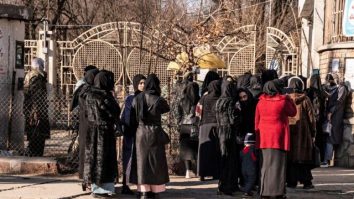 Femeile afgane își cer drepturile și protestează în fața Universității din Kabul, în timp ce studenții bărbați se întorc la cursuri