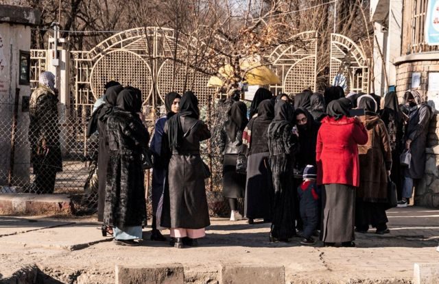 Femeile afgane își cer drepturile și protestează în fața Universității din Kabul, în timp ce studenții bărbați se întorc la cursuri