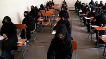 Universitățile se redeschid în Afganistan, dar femeile sunt în continuare excluse