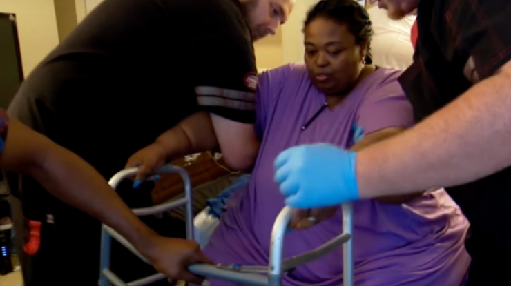 Viața unei femei a fost în pericol din cauza obezității, ea cântărind 326 de kilograme. După ce a slăbit nimeni nu a mai recunoscut-o