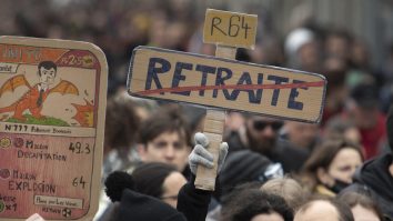 Senatul francez votează controversatul plan al președintelui Macron de creștere a vârstei de pensionare pe fondul protestelor