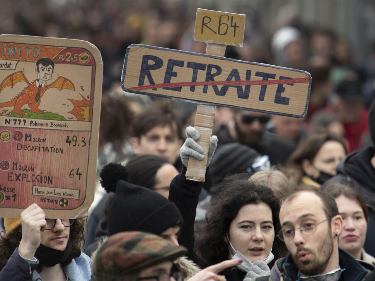 Senatul francez votează controversatul plan al președintelui Macron de creștere a vârstei de pensionare pe fondul protestelor