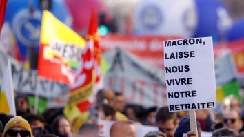 Livrările de combustibil au fost blocate în Franța, în timp ce protestatarii continuă acțiunile din cauza planurilor de creștere a vârstei de pensionare