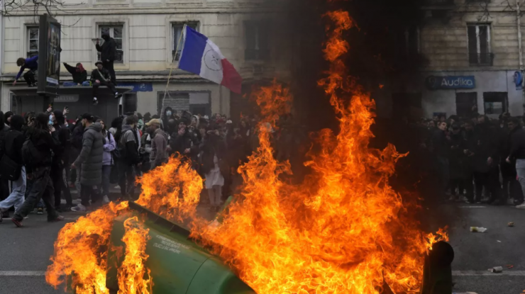 VIDEO. A patra noapte de proteste în Franța. Haos pe străzile din Marsilia. Multe magazine au fost jefuite/Au fost instalate baricade în jurul Consiliului Constituțional din Paris