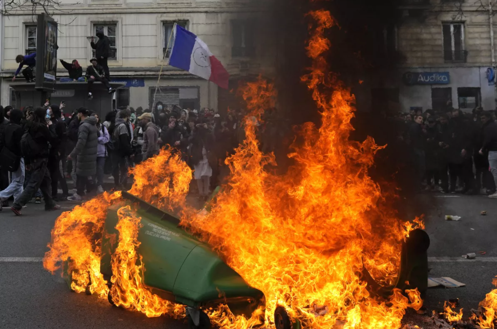 VIDEO. A patra noapte de proteste în Franța. Haos pe străzile din Marsilia. Multe magazine au fost jefuite/Au fost instalate baricade în jurul Consiliului Constituțional din Paris