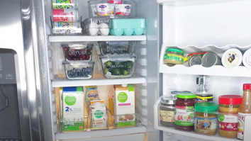 Ai depozitat greșit alimentele în frigider – un expert spune de ce nu e bine să nu pui laptele pe ușă