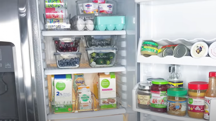 Ai depozitat greșit alimentele în frigider – un expert spune de ce nu e bine să nu pui laptele pe ușă