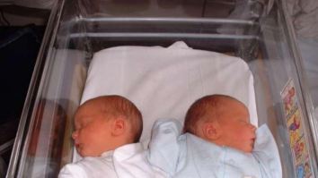 O femeie merge la poliție după ce nu-și poate deosebi gemenii: „Am câștigat premiul de mama anului”