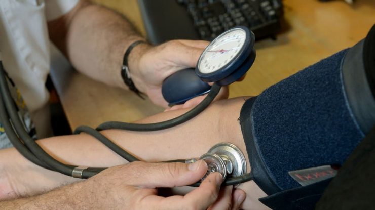 Studiu: Hipertensiunea arterială ar putea contribui la dezvoltarea demenței. Reacția medicilor
