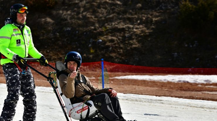 Heliski fără limite. Pesoanele cu dizabilităţi din echipa Caiac SMile au făcut imposibilul, posibil la Muntele Mic