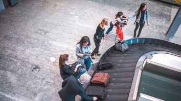 O sticlă de whisky dintr-un bagaj de cală a ajuns la destinație trei sferturi goală. Ce spune pasagerul