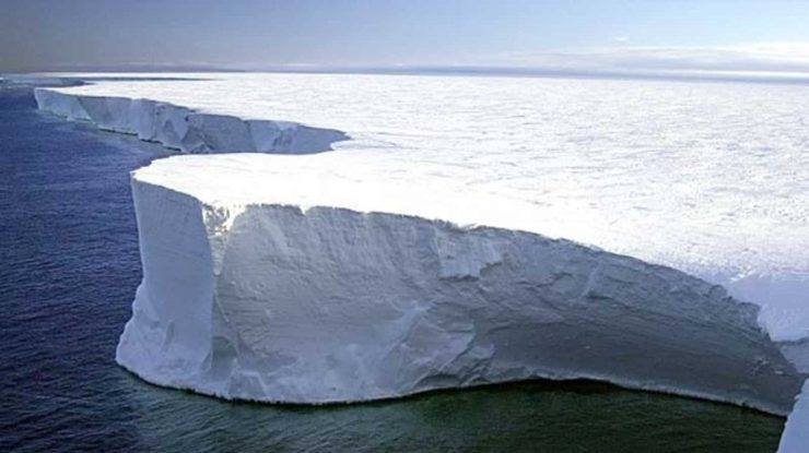 Oamenii de știință avertizează că un iceberg de mărimea Londrei ar putea lovi transportul maritim și animalele sălbatice
