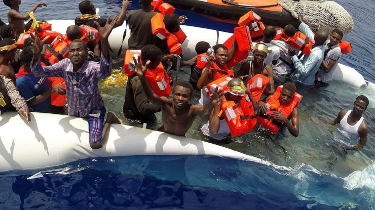 Italia lansează operațiuni de salvare a sute de refugiați aflați pe ambarcațiuni