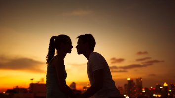 „Boala sărutului” la adolescenți ar putea declanșa scleroza multiplă. Un vaccin ar putea pune capăt ambelor pentru totdeauna