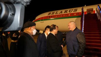China întinde covorul roșu pentru Lukașenko, în timp ce SUA avertizează că nu trebuie să ajute Rusia în război