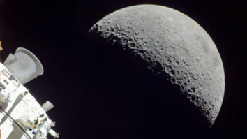 China găsește o rezervă masivă de apă pe Lună: ar putea conține milioane de tone