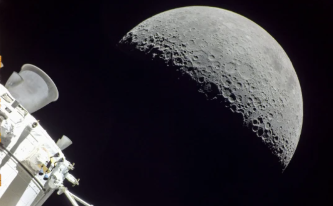 China găsește o rezervă masivă de apă pe Lună: ar putea conține milioane de tone