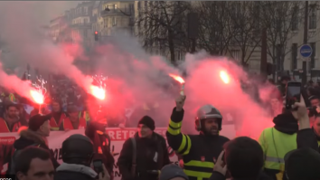 Confruntări violente au avut loc între protestatari şi forţele de ordine în Place de la Concorde din Paris, soldate cu arestarea a cel puţin 61 de persoane