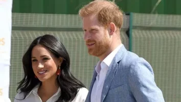 VIDEO. Într-un filmuleț viral, Meghan Markle îl consolează pe Prințul Harry după un SMS de la  William