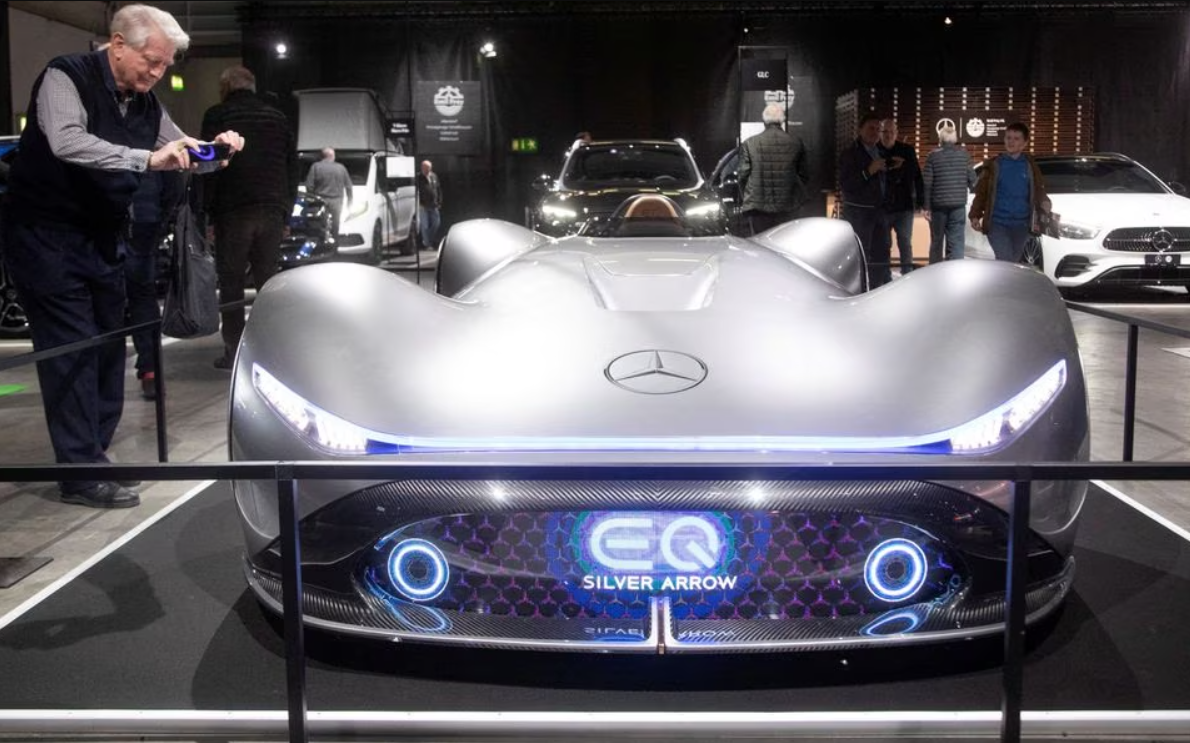 Mercedes investește miliarde de dolari în fabricile de vehicule electrice. Care este scopul