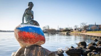 Statuia Mica Sirenă din Danemarca a fost vandalizată cu un graffiti cu steagul rusesc
