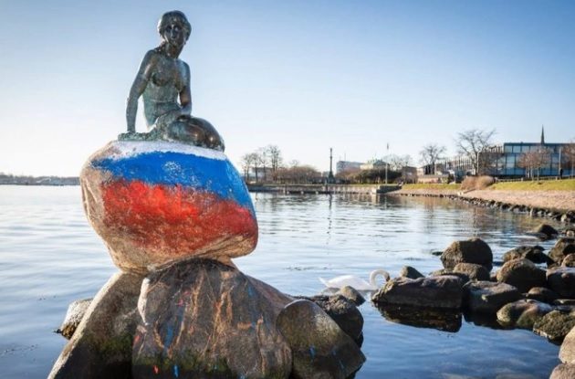 Statuia Mica Sirenă din Danemarca a fost vandalizată cu un graffiti cu steagul rusesc