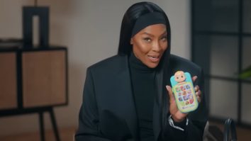 VIDEO. Ce are Naomi Campbell în geanta ei Fendi