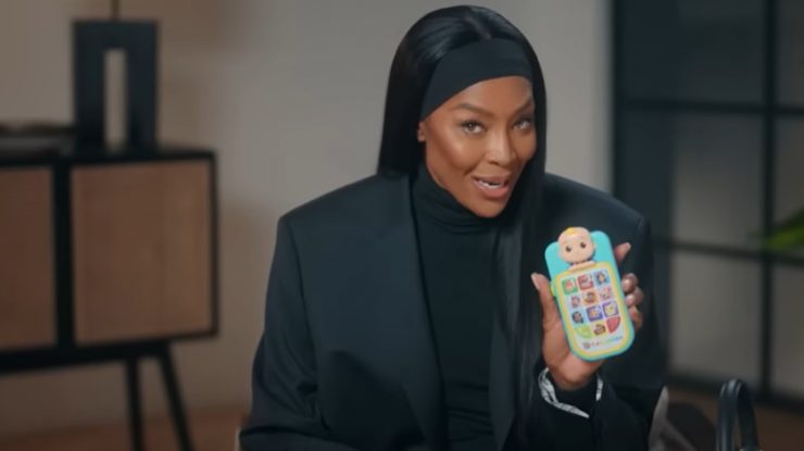 VIDEO. Ce are Naomi Campbell în geanta ei Fendi
