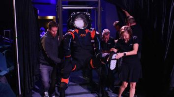 NASA prezintă noile costume spațiale elegante pentru misiunea Artemis III