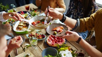 STUDIU. Cum să-ți păcălești creierul pentru a avea obiceiuri alimentare mai bune. Cum alegem ce mâncăm