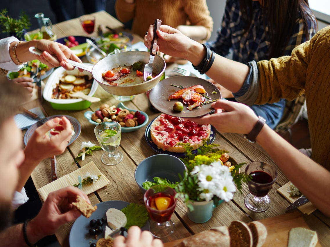 STUDIU. Cum să-ți păcălești creierul pentru a avea obiceiuri alimentare mai bune. Cum alegem ce mâncăm