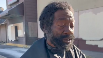 Transformarea incredibilă a unui om al străzii după ce un străin amabil i-a făcut o schimbare de look