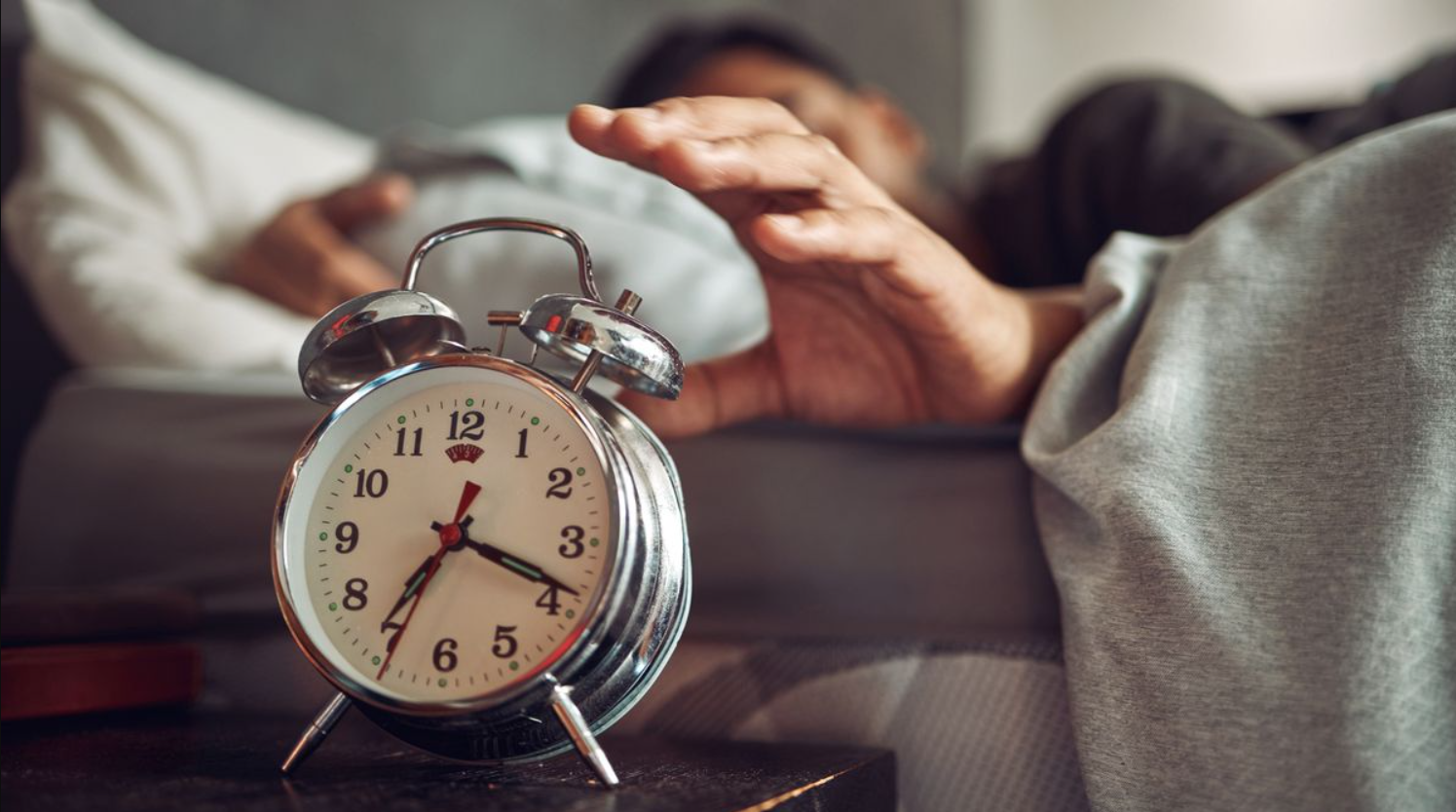 Trecerea la ora de vară 2023. Când să mergi la culcare pentru a te trezi odihnit