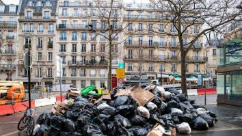 Străzile pariziene sunt pline de gunoaie după un val de greve. Mormanele de deșeuri s-au strâns în locurile pitorești ale Parisului