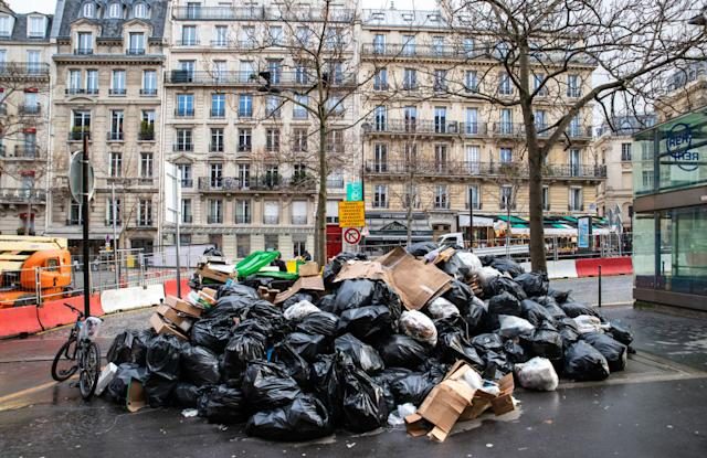 Străzile pariziene sunt pline de gunoaie după un val de greve. Mormanele de deșeuri s-au strâns în locurile pitorești ale Parisului