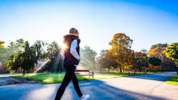 STUDIU. O plimbare în timpul zilei previne unul din zece decese premature