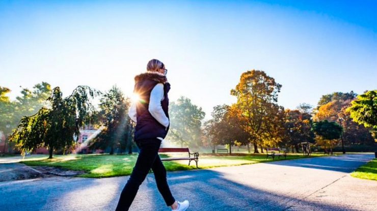 STUDIU. O plimbare în timpul zilei previne unul din zece decese premature