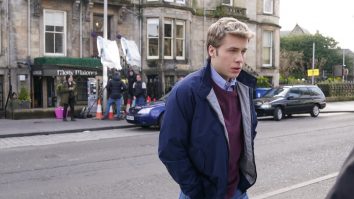 FOTO. Au început filmările sezonului 6 din „The Crown”. Actorii serialului au fost pozați pe străzile din Scoția