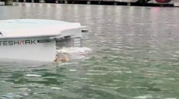 VIDEO. Este asta cheia pentru a scăpa Tamisa de deșeurile de plastic? În fluviul londonez a fost amplasat un robot-shark care poate colecta 21.000 de sticle pe zi