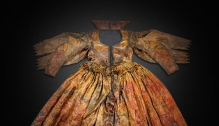 O rochie de petrecere a fost recuperată aproape intactă din interiorul unui vas care s-a scufundat în urmă cu 350 de ani