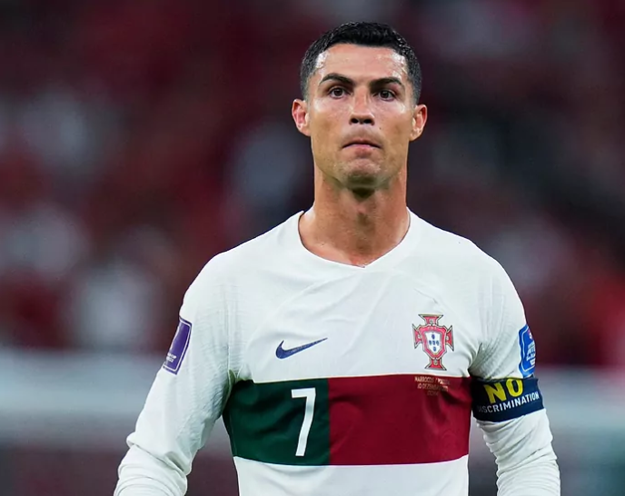 FOTO. Ronaldo, condamnat la „99 de lovituri de bici” în Iran. A îmbrățișat o pictoriță iraniană, lucru nepermis pentru cineva într-o relație