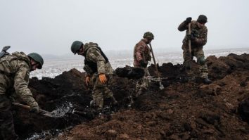 Ministerul britanic al Apărării susține că este posibil ca rezerviștii ruși să folosească „lopeți” pentru lupte „corp la corp” în Ucraina din cauza lipsei de muniție