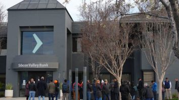 Criza acțiunilor bancare se adâncește pe măsură ce prăbușirea SVB alimentează temerile de noi probleme economice mondiale