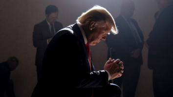 Trump, în genunchi, cu capul plecat. Fostul președinte redistribuie imaginile generate de AI