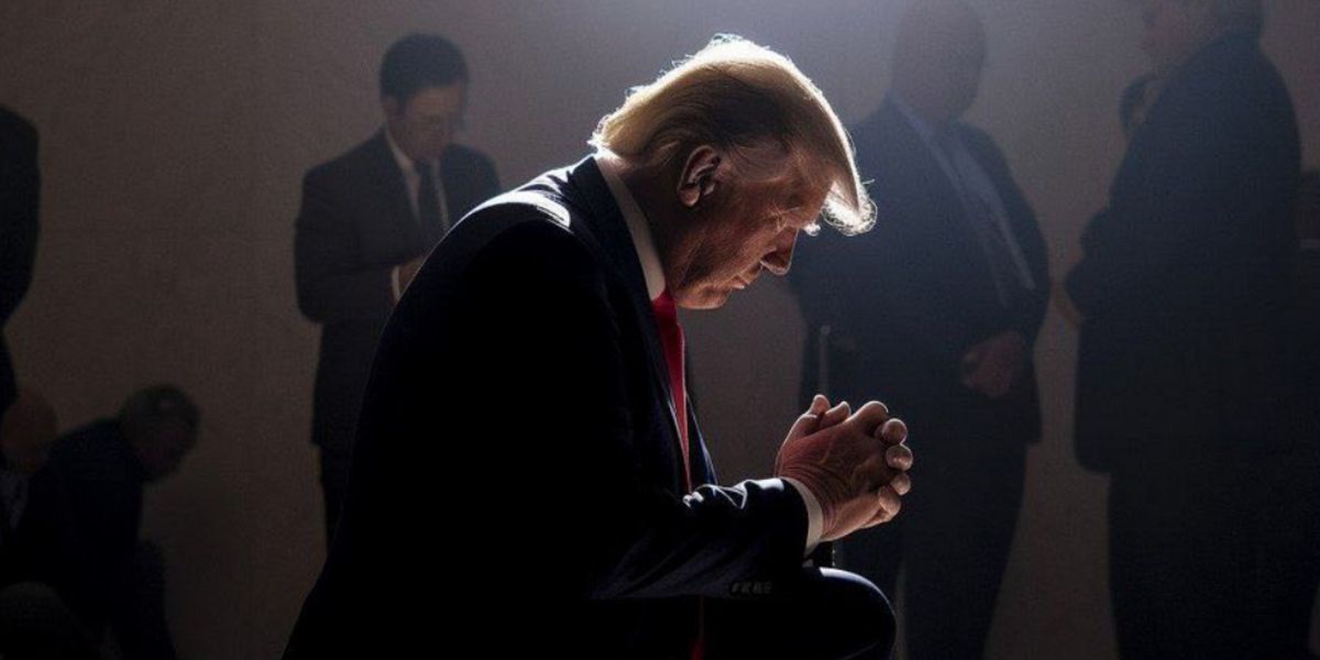Trump, în genunchi, cu capul plecat. Fostul președinte redistribuie imaginile generate de AI