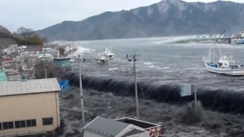 Momentul terifiant în care tsunami-ul din Japonia a distrus orașe și sate întregi