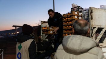Bucătăria comunitară din apropierea epicentrului cutremurului din Turcia continuă să furnizeze mâncăruri locale pentru persoanele fără adăpost
