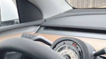 SUA deschid o investigație asupra Tesla, în urma plângerilor unor șoferi care spun că le-a căzut volanul în mers